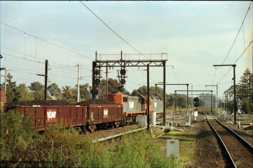 152-17
Pakenham, V/Line broad gauge up 9444 goods to Nth Geelong with G class G 543 Clyde Engineering EMD model JT26C-2SS serial 89-1276 and X class X 43 Clyde Engineering EMD model G26C serial 70-706 departs and crosses Main Street.
Keywords: X-class;X43;Clyde-Engineering-Granville-NSW;EMD;GT26C;70-706;