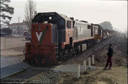 152-20
Somerville station, broad gauge V/line X class X 42 Clyde Engineering EMD model G26C serial 70-705 leads a T class with a down Long Island coil steel train with the Somerville Hotel in the background.
Keywords: X-class;X42;Clyde-Engineering-Granville-NSW;EMD;G26C;70-705;