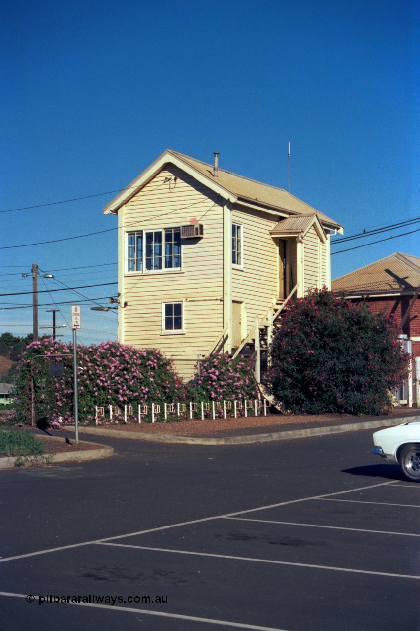 153-2-01
Bacchus Marsh, rear view of elevated signal box from car park.
