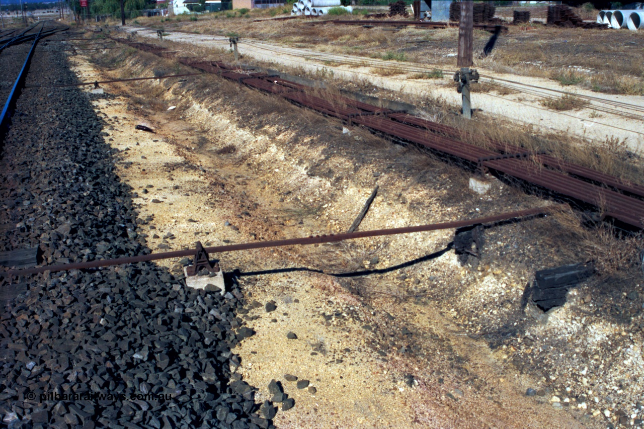 153-2-35
Ararat yard view looking towards Melbourne with signal rodding crossing spoon drain.
