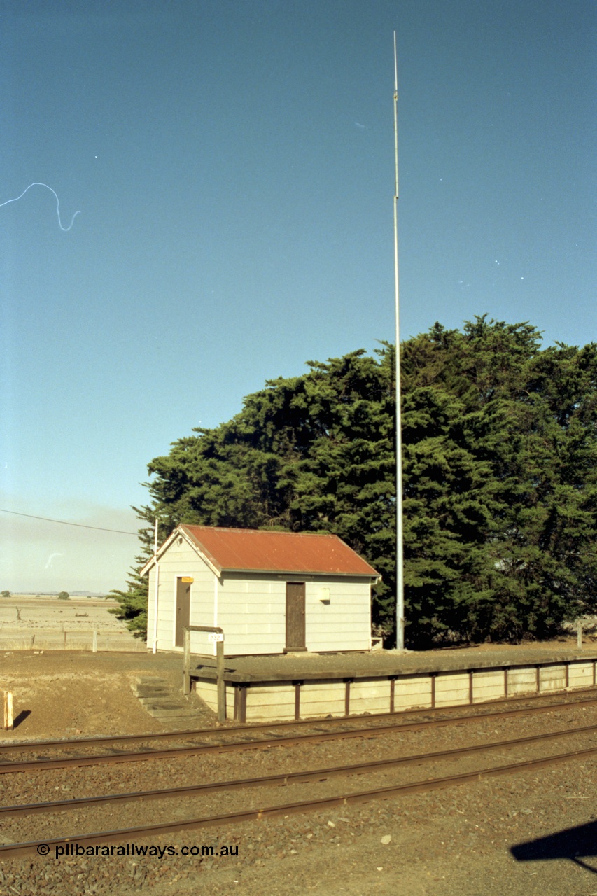 153-3-07
Tatyoon, station building and platform, radio mast, train order location.
