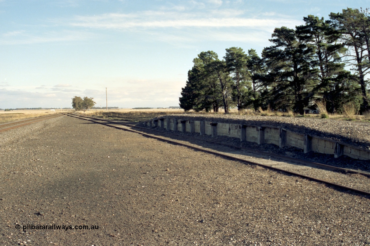 153-3-10
Mininera, yard loading ramp looking towards Geelong.
