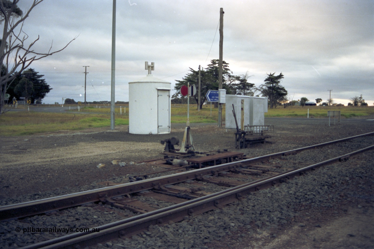 153-3-18
Cressy, trailable points, lever and indicator, radio repeater site and crossing light cabinets, Maroona end of loop.
