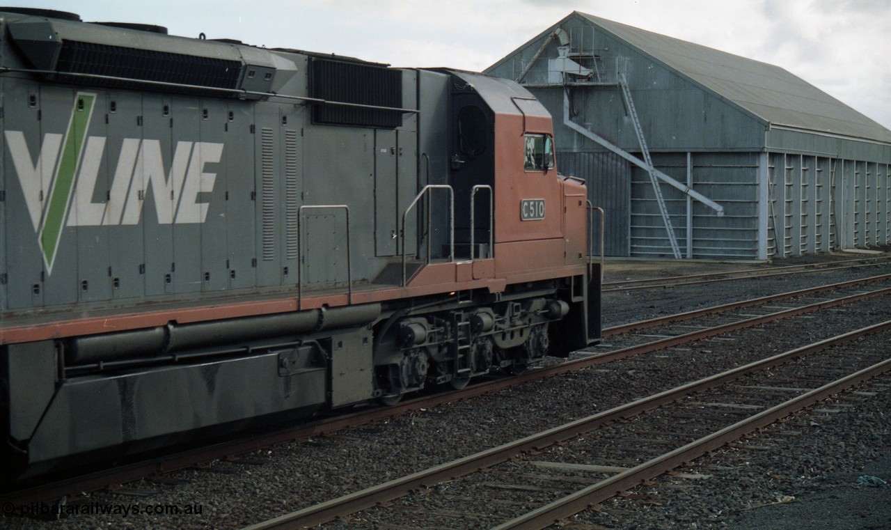 154-21
Lismore, V/Line broad gauge C class C 510 Clyde Engineering EMD model GT26C serial 76-833 leads Adelaide bound goods train 9169 past the grain bunker on No.3 Rd, train is on No.2 Rd as the unattended crossing loops utilise left hand lay trailable points.
Keywords: C-class;C510;Clyde-Engineering-Rosewater-SA;EMD;GT26C;76-833;