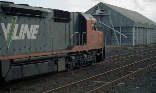 154-21
Lismore, V/Line broad gauge C class C 510 Clyde Engineering EMD model GT26C serial 76-833 leads Adelaide bound goods train 9169 past the grain bunker on No.3 Rd, train is on No.2 Rd as the unattended crossing loops utilise left hand lay trailable points.
Keywords: C-class;C510;Clyde-Engineering-Rosewater-SA;EMD;GT26C;76-833;