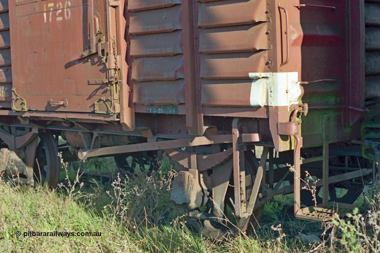 155-05
Wallan, stored 'OFF REG' waggon awaiting scrapping, four wheel waggon, short U type louvre van U 1726, detail view of lever foot brake, shunters step and door locking mechanism.
Keywords: U-type;U1726;fixed-wheel-waggon;