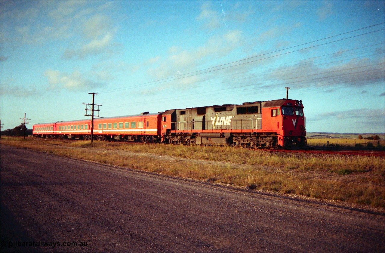 156-03
Bank Box Loop, broad gauge V/Line N class N 471 'City of Benalla' Clyde Engineering EMD model JT22HC-2 serial 87-1200 and N set N 14 with an up Dimboola passenger train.
Keywords: N-class;N471;Clyde-Engineering-Somerton-Victoria;EMD;JT22HC-2;87-1200;