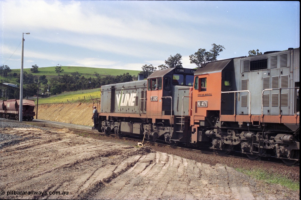 157-09
Kilmore East, Apex Quarry Siding, V/Line broad gauge locomotives N class N 471 'City of Benalla' Clyde Engineering EMD model JT22HC-2 serial 87-1200 and T class T 390 Clyde Engineering EMD model G8B serial 65-420 shunt back onto their train as the second person rides the T class having reset the points.
Keywords: T-class;T390;Clyde-Engineering-Granville-NSW;EMD;G8B;65-420;