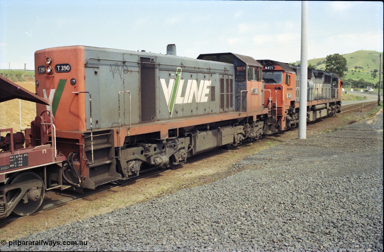 157-15
Kilmore East, Apex Quarry Siding, V/Line broad gauge locomotives N class N 471 'City of Benalla' Clyde Engineering EMD model JT22HC-2 serial 87-1200 and T class T 390 Clyde Engineering EMD model G8B serial 65-420, trailing view.
Keywords: T-class;T390;Clyde-Engineering-Granville-NSW;EMD;G8B;65-420;