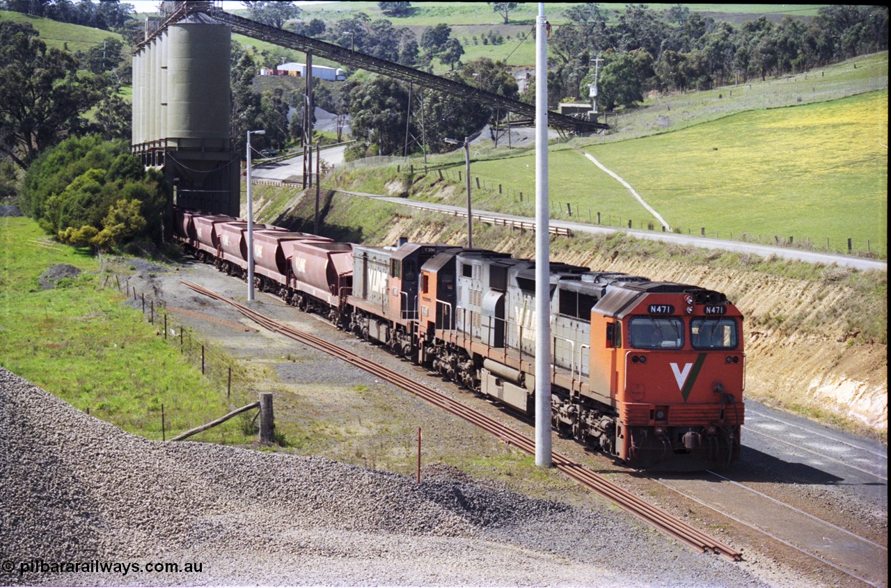 157-17
Kilmore East, Apex Quarry Siding, V/Line broad gauge locomotives N class N 471 'City of Benalla' Clyde Engineering EMD model JT22HC-2 serial 87-1200 and T class T 390 Clyde Engineering EMD model G8B serial 65-420 and VHQF type bogie quarry products waggons pushing back under the loading bins, view taken from on top of ballast pile.
Keywords: N-class;N471;Clyde-Engineering-Somerton-Victoria;EMD;JT22HC-2;87-1200;