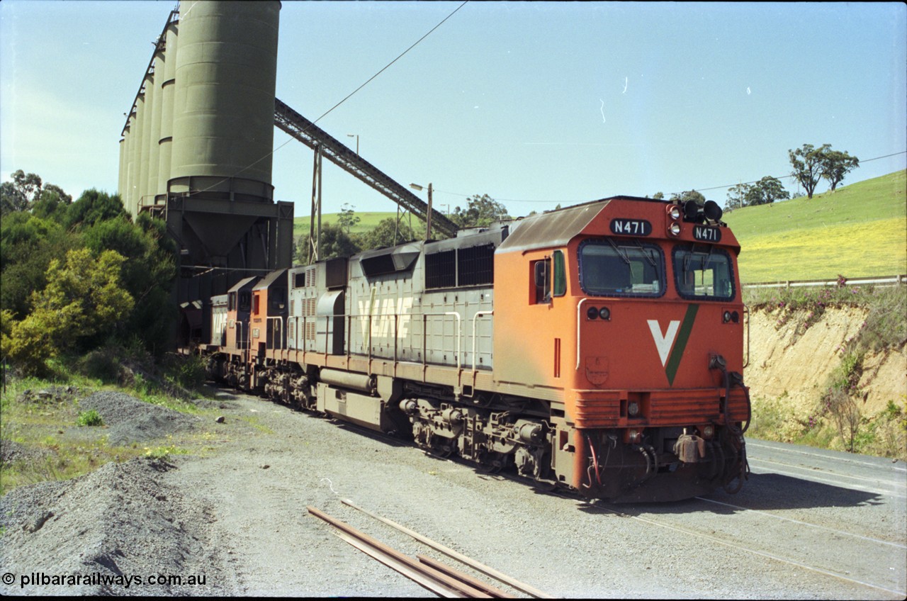 157-21
Kilmore East, Apex Quarry Siding, V/Line broad gauge locomotives N class N 471 'City of Benalla' Clyde Engineering EMD model JT22HC-2 serial 87-1200 and T class T 390 Clyde Engineering EMD model G8B serial 65-420 with train under the loading bins during loading operations.
Keywords: N-class;N471;Clyde-Engineering-Somerton-Victoria;EMD;JT22HC-2;87-1200;