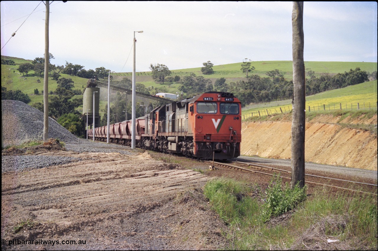 157-26
Kilmore East, Apex Quarry Siding, V/Line broad gauge locomotives N class N 471 'City of Benalla' Clyde Engineering EMD model JT22HC-2 serial 87-1200 and T class T 390 Clyde Engineering EMD model G8B serial 65-420 with train under the loading bins during loading operations.
Keywords: N-class;N471;Clyde-Engineering-Somerton-Victoria;EMD;JT22HC-2;87-1200;