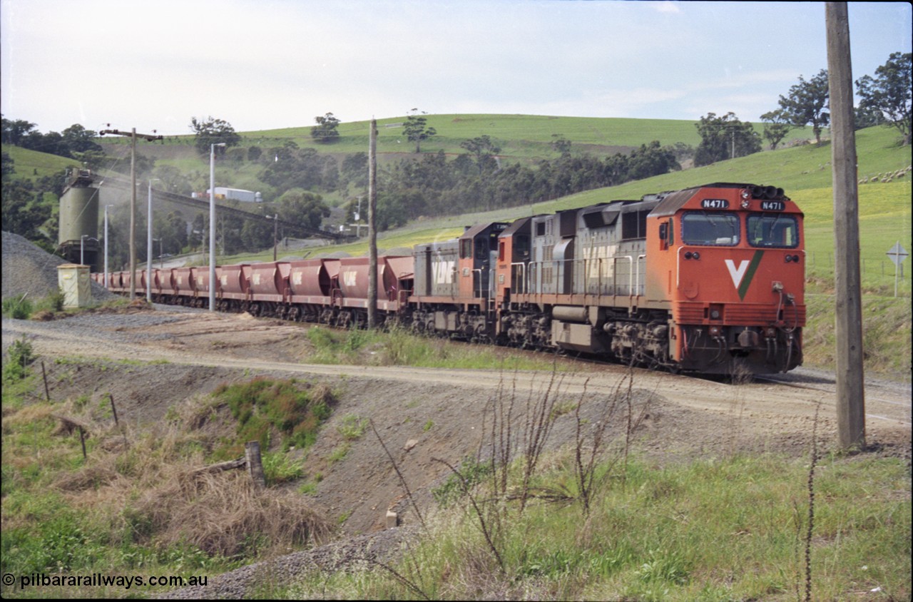 157-28
Kilmore East, Apex Quarry Siding, V/Line broad gauge locomotives N class N 471 'City of Benalla' Clyde Engineering EMD model JT22HC-2 serial 87-1200 and T class T 390 Clyde Engineering EMD model G8B serial 65-420 with train under the loading bins during loading operations, view from Broadford - Kilmore Road.
Keywords: N-class;N471;Clyde-Engineering-Somerton-Victoria;EMD;JT22HC-2;87-1200;