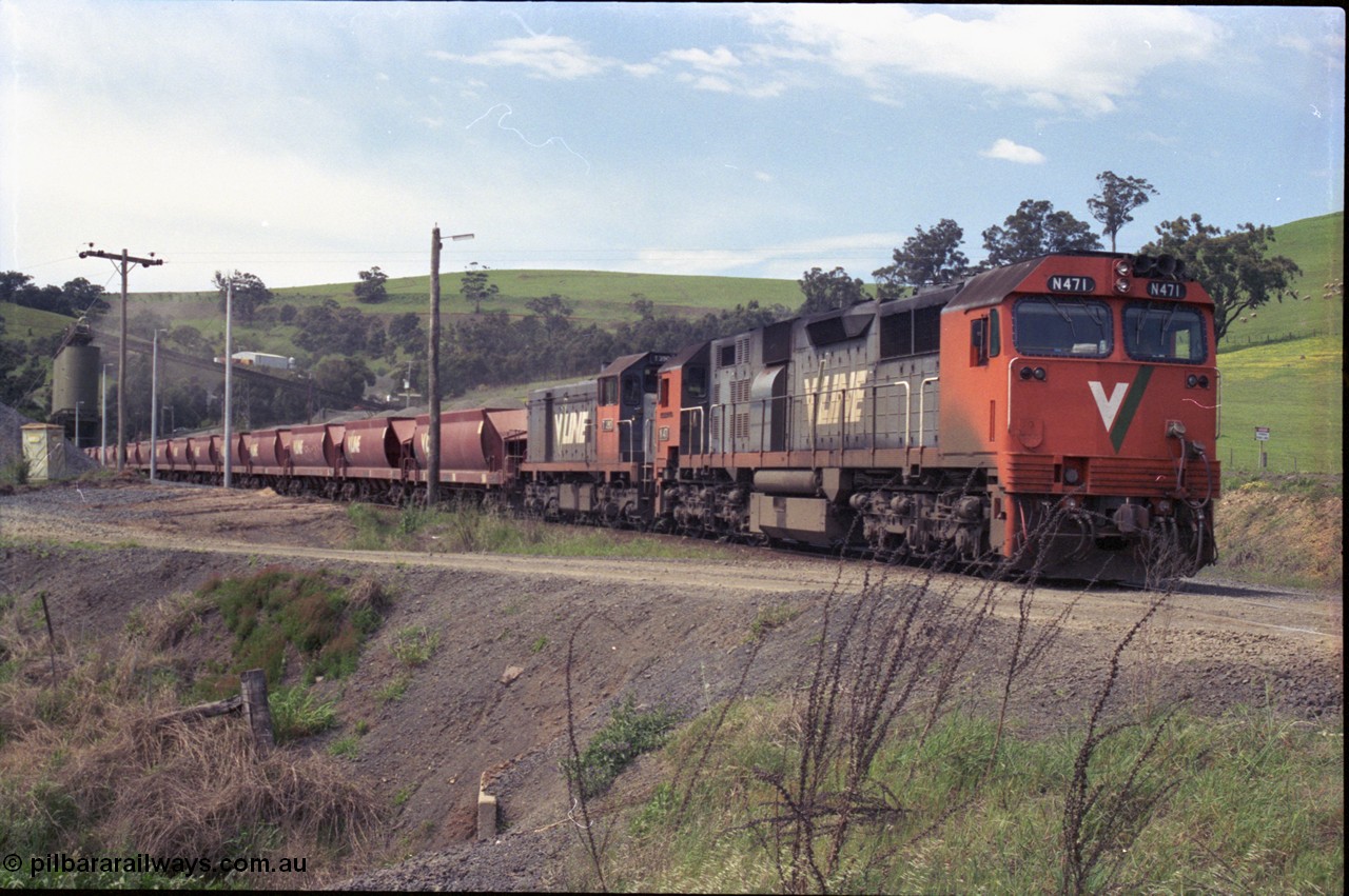 157-29
Kilmore East, Apex Quarry Siding, V/Line broad gauge locomotives N class N 471 'City of Benalla' Clyde Engineering EMD model JT22HC-2 serial 87-1200 and T class T 390 Clyde Engineering EMD model G8B serial 65-420 with train under the loading bins during loading operations, view from Broadford - Kilmore Road.
Keywords: N-class;N471;Clyde-Engineering-Somerton-Victoria;EMD;JT22HC-2;87-1200;