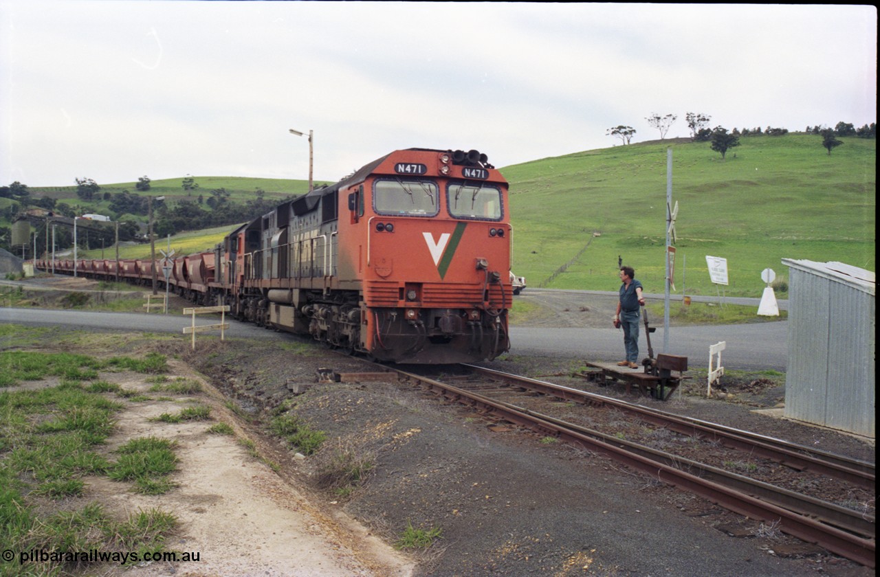 157-33
Kilmore East, Apex Quarry Siding, V/Line broad gauge locomotives N class N 471 'City of Benalla' Clyde Engineering EMD model JT22HC-2 serial 87-1200 and T class T 390 Clyde Engineering EMD model G8B serial 65-420 departing with train across Broadford - Kilmore Road grade crossing as the second person operates the catch points which are electrically released from Kilmore East station.
Keywords: N-class;N471;Clyde-Engineering-Somerton-Victoria;EMD;JT22HC-2;87-1200;