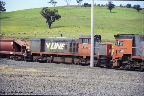 157-13
Kilmore East, Apex Quarry Siding, V/Line broad gauge T class T 390 Clyde Engineering EMD model G8B serial 65-420, having lead the train out from Melbourne is now the trailing unit, second person walking back with the paperwork.
Keywords: T-class;T390;Clyde-Engineering-Granville-NSW;EMD;G8B;65-420;