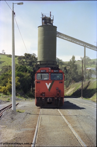 157-22
Kilmore East, Apex Quarry Siding, V/Line broad gauge locomotives N class N 471 'City of Benalla' Clyde Engineering EMD model JT22HC-2 serial 87-1200 with train under the loading bins during loading operations of the train, front vertical view.
Keywords: N-class;N471;Clyde-Engineering-Somerton-Victoria;EMD;JT22HC-2;87-1200;