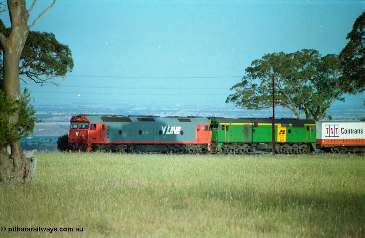 159-05
Bank Box Loop, down Adelaide bound broad gauge goods train hauled by V/Line G class G 540 Clyde Engineering EMD model JT26C-2SS serial 89-1273 and Australian National 700 class 704 AE Goodwin ALCo model DL500G serial G6059-2.
Keywords: G-class;G540;Clyde-Engineering-Somerton-Victoria;EMD;JT26C-2SS;89-1273;