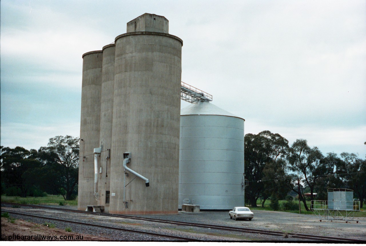 160-36
Wunghnu, track view from former station building site looking across tracks to Williamstown style silo complex with steel annex, train load-out spouts, HK Holden, truck sampling platform.
