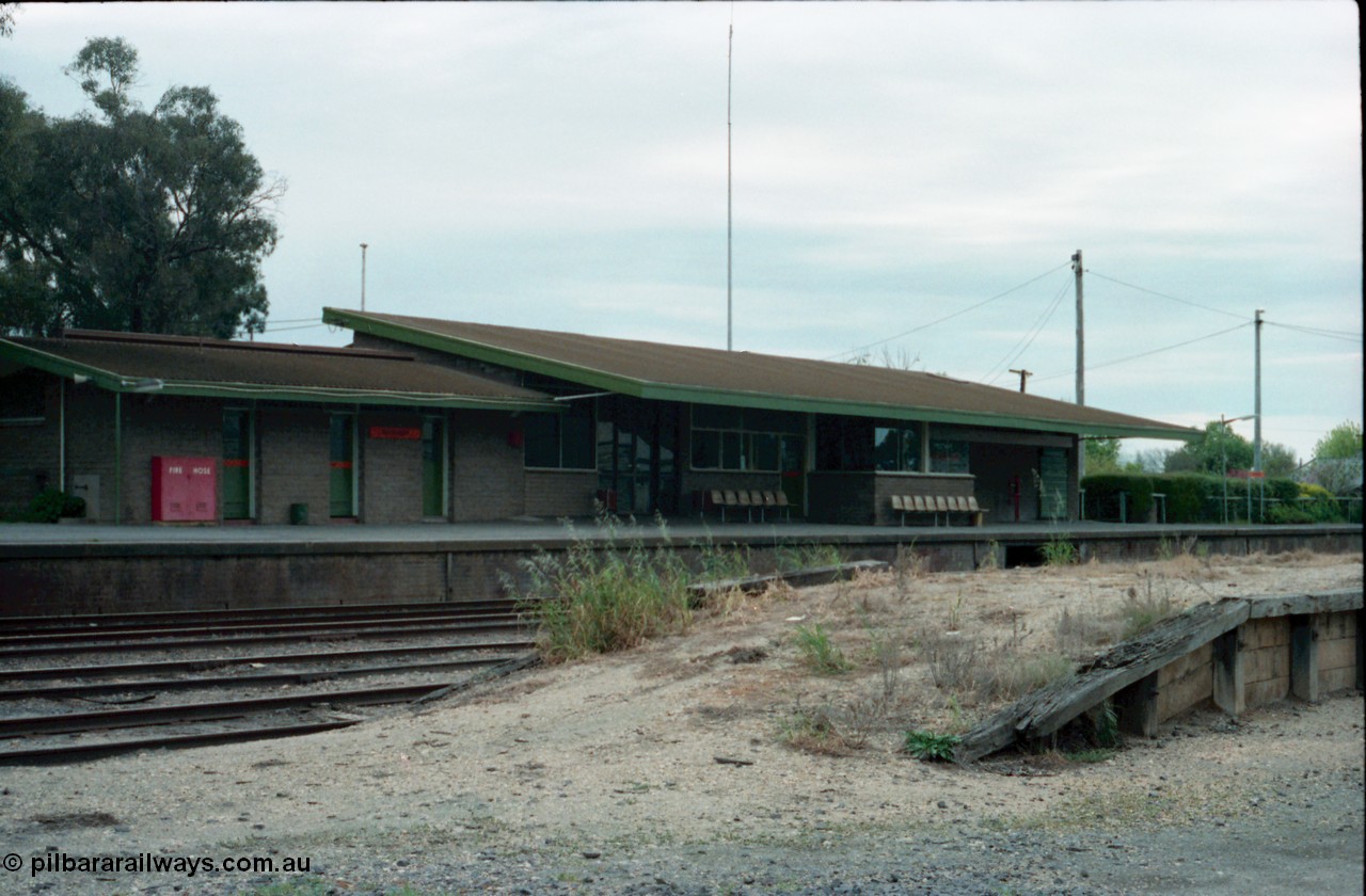 161-05
Numurkah station building overview looking from silo track, goods loading platform and ramp.
