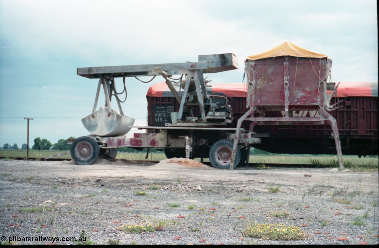 161-09
Katunga, super phosphate unloading contraption, truck hopper on legs and V/Line VOFX type bogie open waggon VOFX 319 covered with tarpaulin, built by Victorian Railways Bendigo Workshops in November 1970 as an ELX type, in 1979 to VOBX, in 1981 to VOCX and in 1987 to VOFX.
Keywords: VOFX-type;VOFX319;Victorian-Railways-Bendigo-WS;ELX-type;