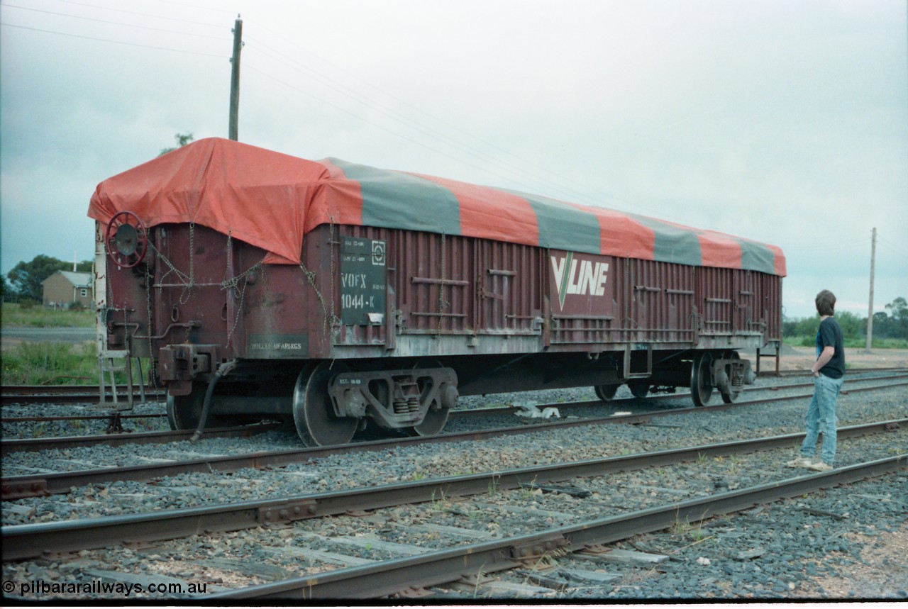 161-14
Katunga, north end of yard view with derailed V/Line broad gauge VOFX type bogie open waggon VOFX 1044 covered with tarpaulin and loaded with super phosphate, derail visible under middle of waggon, waggon started life built by Victorian Railways Bendigo Workshops in May 1975 as an ELX type, in 1978 to VOCX and in the 1980s to VOFX.
Keywords: VOFX-type;VOFX1044;Victorian-Railways-Bendigo-WS;ELX-type;