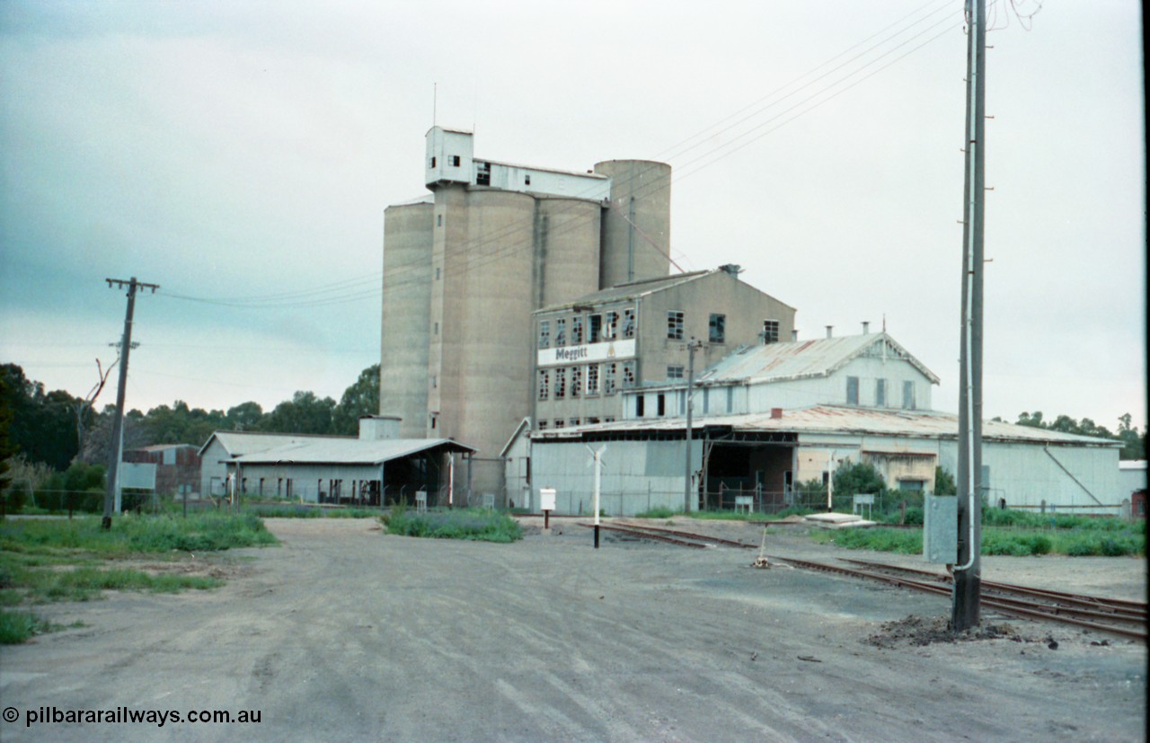 161-37
Tocumwal, view of the broad gauge mainline to Melbourne with broad gauge sidings on the right, derelict Meggitt flour mill on the right, the line to Melbourne can be just made out running in front of mill.
