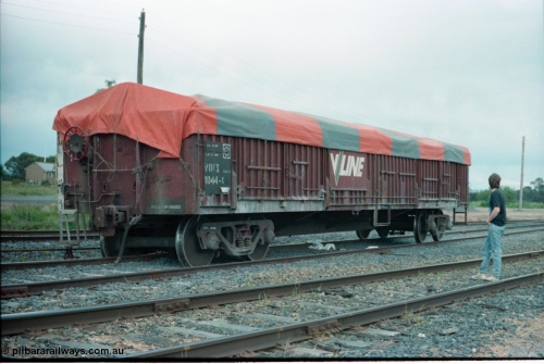 161-14
Katunga, north end of yard view with derailed V/Line broad gauge VOFX type bogie open waggon VOFX 1044 covered with tarpaulin and loaded with super phosphate, derail visible under middle of waggon, waggon started life built by Victorian Railways Bendigo Workshops in May 1975 as an ELX type, in 1978 to VOCX and in the 1980s to VOFX.
Keywords: VOFX-type;VOFX1044;Victorian-Railways-Bendigo-WS;ELX-type;