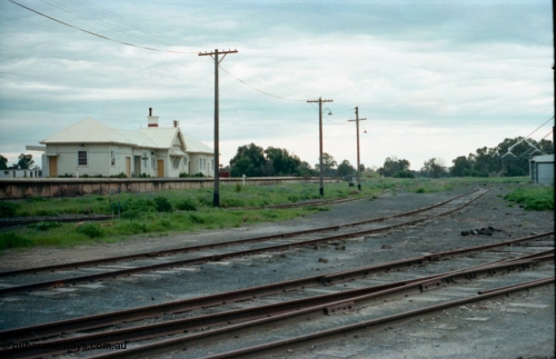 161-36
Tocumwal, mixed gauge yard overview, station building and NSWGR platform side, the track along the pole line is standard gauge while the ones in front are broad gauge, the silos are just visible on the right, looking north.
