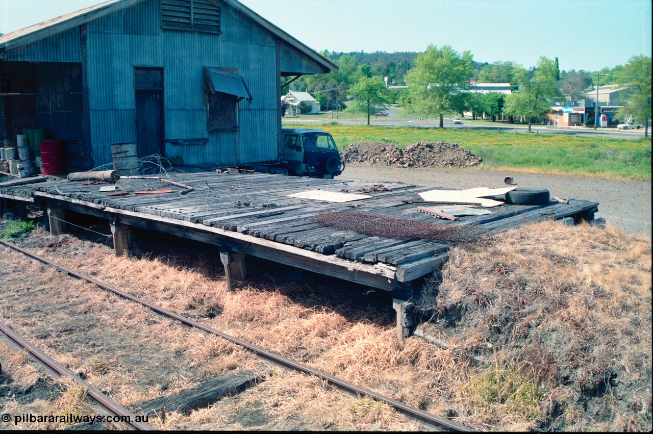 162-1-06
Healesville, goods loading platform and ramp adjoined to Victorian Railways 20 ft N 20 goods shed.
