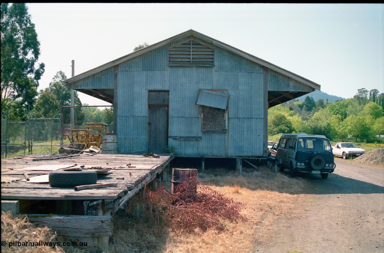 162-1-07
Healesville, Victorian Railways 20 ft N 20 goods shed, western wall elevation and loading platform.
