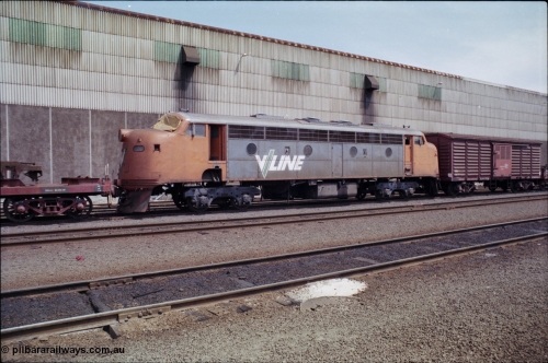 162-2-04
South Dynon Motive Power Depot, stored and out of service broad gauge V/Line B class Clyde Engineering EMD model ML2 at the side of the maintenance building on shop bogies, with HH class bogie breakdown van HH 6 behind it, PTC Open Day.
Keywords: B-class;Clyde-Engineering-Granville-NSW;EMD;ML2;