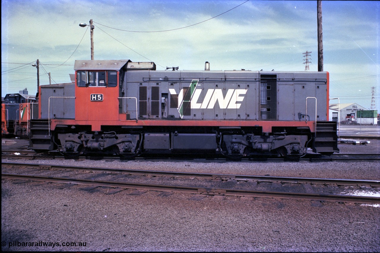 162-3-02
South Dynon Motive Power Depot, broad gauge turntable radial roads, V/Line broad gauge diesel electric locomotive H class H 5 Clyde Engineering EMD model G18B serial 68-632, side view, PTC Open Day.
Keywords: H-class;H5;Clyde-Engineering-Granville-NSW;EMD;G18B;68-632;