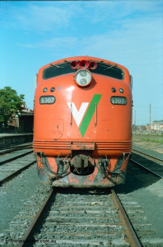 163-03
Seymour station yard, V/Line broad gauge Bulldog locomotive S class S 307 'John Pascoe Fawkner' Clyde Engineering EMD model A7 serial 57-171 on a stabled down Wodonga goods train, cab front view.
Keywords: S-class;S307;Clyde-Engineering-Granville-NSW;EMD;A7;57-171;bulldog;