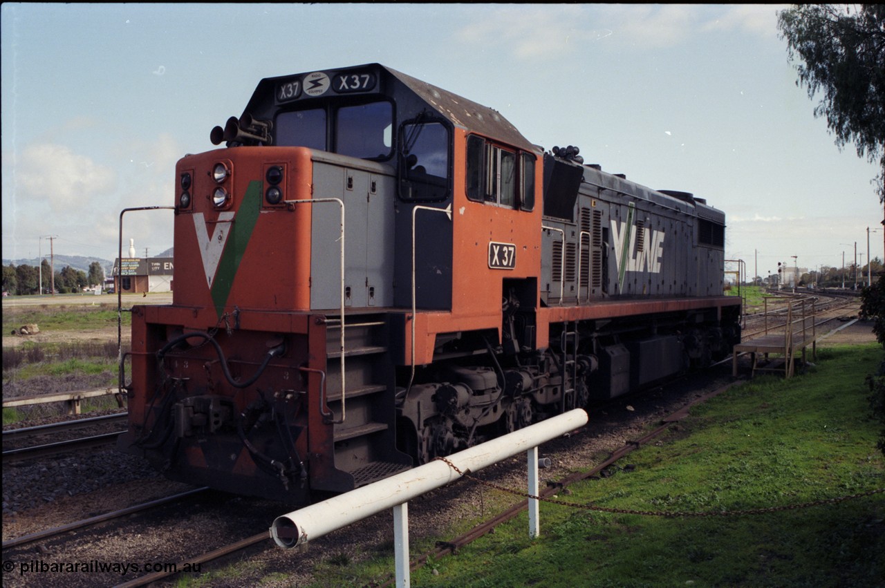 165-01
Wodonga, standard gauge V/Line X class X 37 Clyde Engineering EMD model G26C serial 70-700 sit in the Diesel Siding next to the standard gauge mainline, behind Wodonga A signal box.
Keywords: X-class;X37;Clyde-Engineering-Granville-NSW;EMD;G26C;70-700;