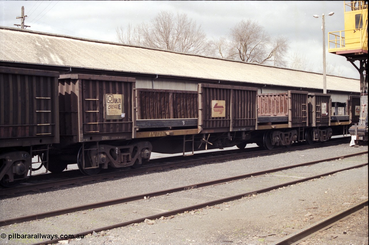 165-24
Albury yard view of standard gauge NSWSRA NRJY type bogie slab steel waggon NRJY 20941, former trans-shipping shed behind.
Keywords: NRJY-type;NRJY20941;