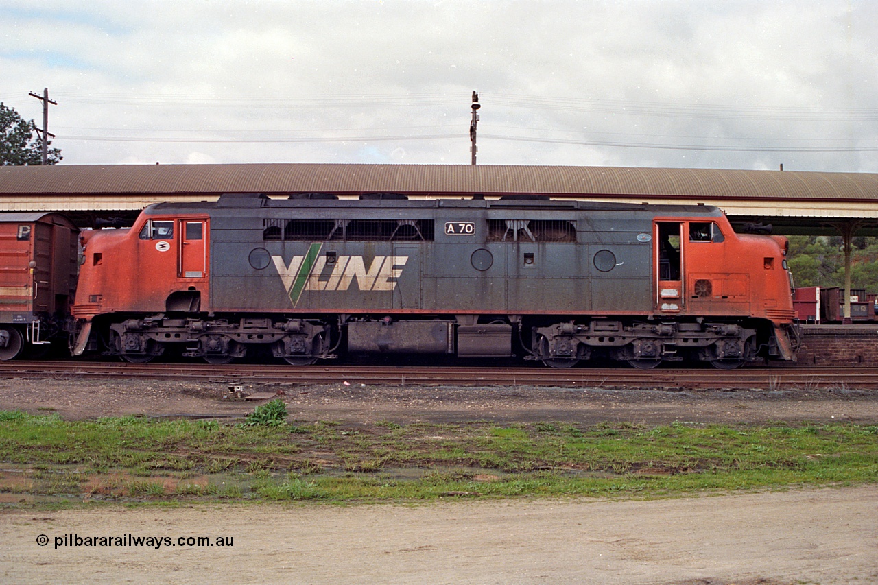 166-05
Albury, V/Line broad gauge A class A 70 Clyde Engineering EMD model AAT22C-2R serial 84-1187 rebuilt from B class B 70 Clyde Engineering EMD model ML2 serial ML2-11, side view.
Keywords: A-class;A70;Clyde-Engineering-Rosewater-SA;EMD;AAT22C-2R;84-1187;rebuild;bulldog;