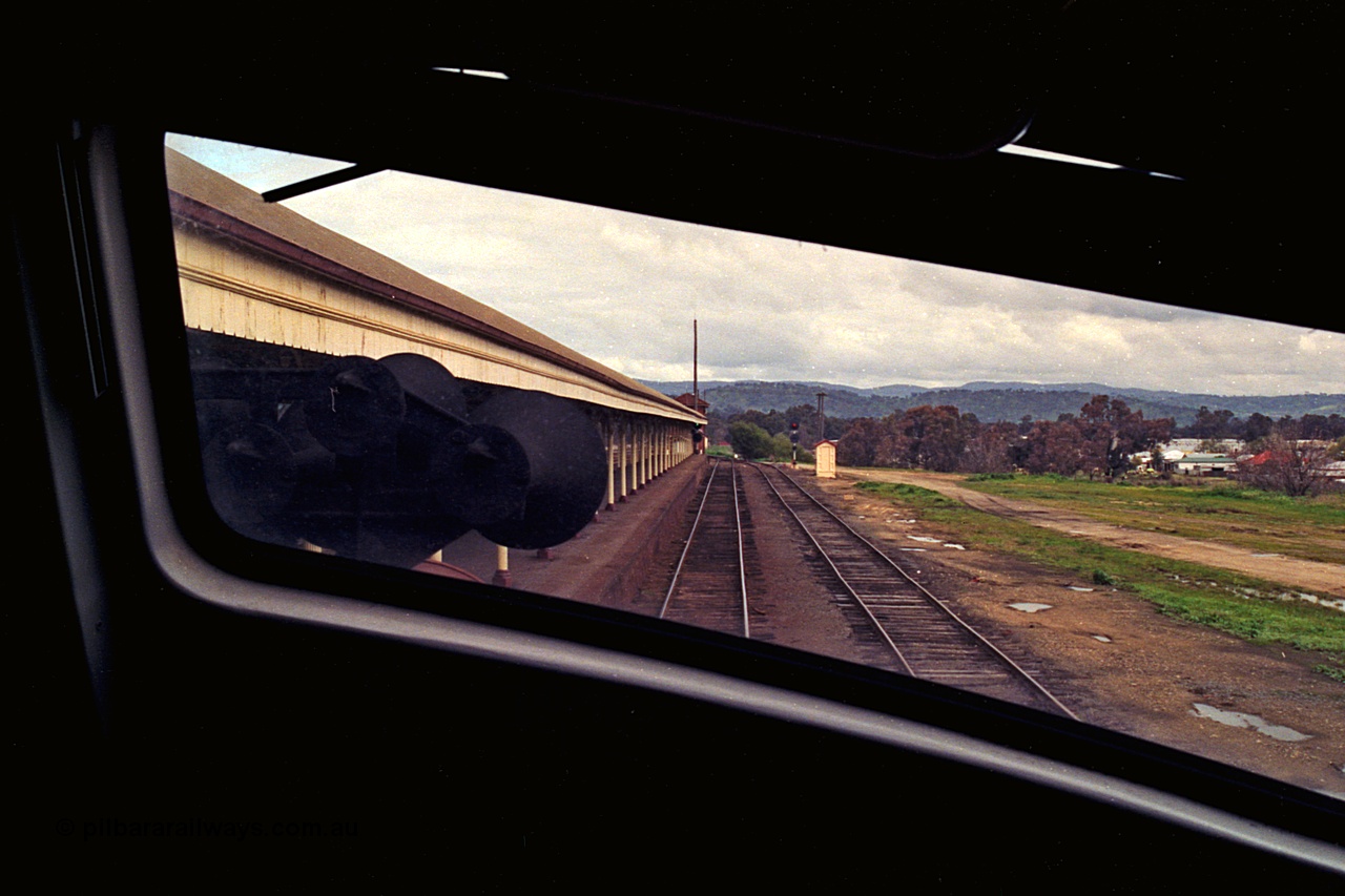 166-06
Albury, view towards Albury South signal box along the broad gauge Victorian platform from the cab of V/Line A class A 70 Clyde Engineering EMD model AAT22C-2R serial 84-1187.
Keywords: A-class;A70;Clyde-Engineering-Rosewater-SA;EMD;AAT22C-2R;84-1187;rebuild;bulldog;