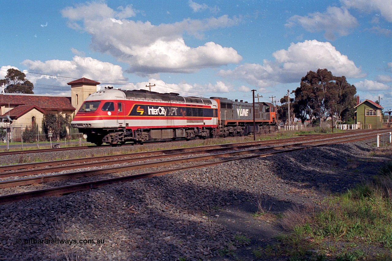 166-25
Craigieburn, V/Line standard gauge X class locomotive X 37 Clyde Engineering EMD model G26C serial 70-700 tows a damaged NSWSRA XPT power car to Melbourne.
Keywords: X-class;X37;Clyde-Engineering-Granville-NSW;EMD;G26C;70-700;