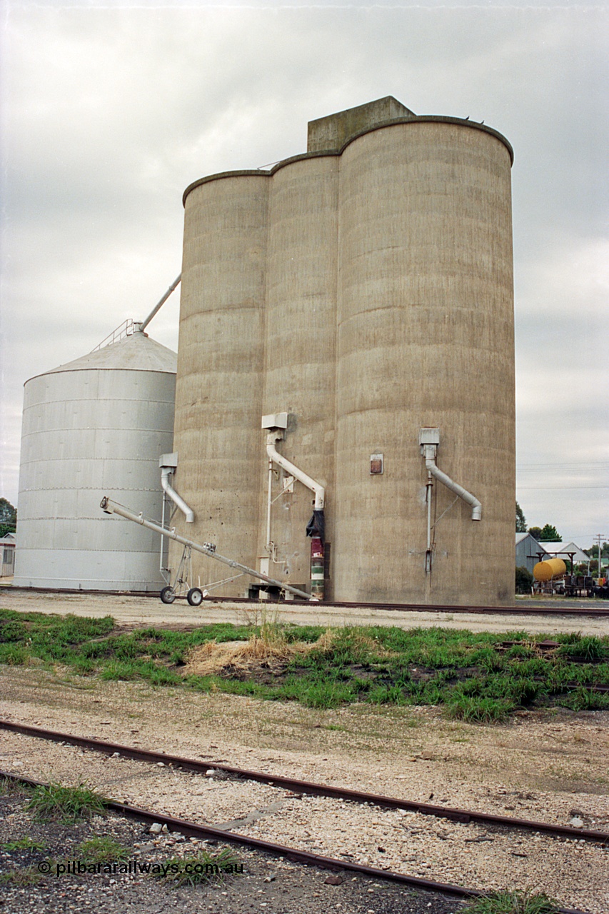 170-25
Rutherglen, view across yard, Williamstown style silo complex with steel annex, load-out spouts, silo has been configured for loading road vehicles.
