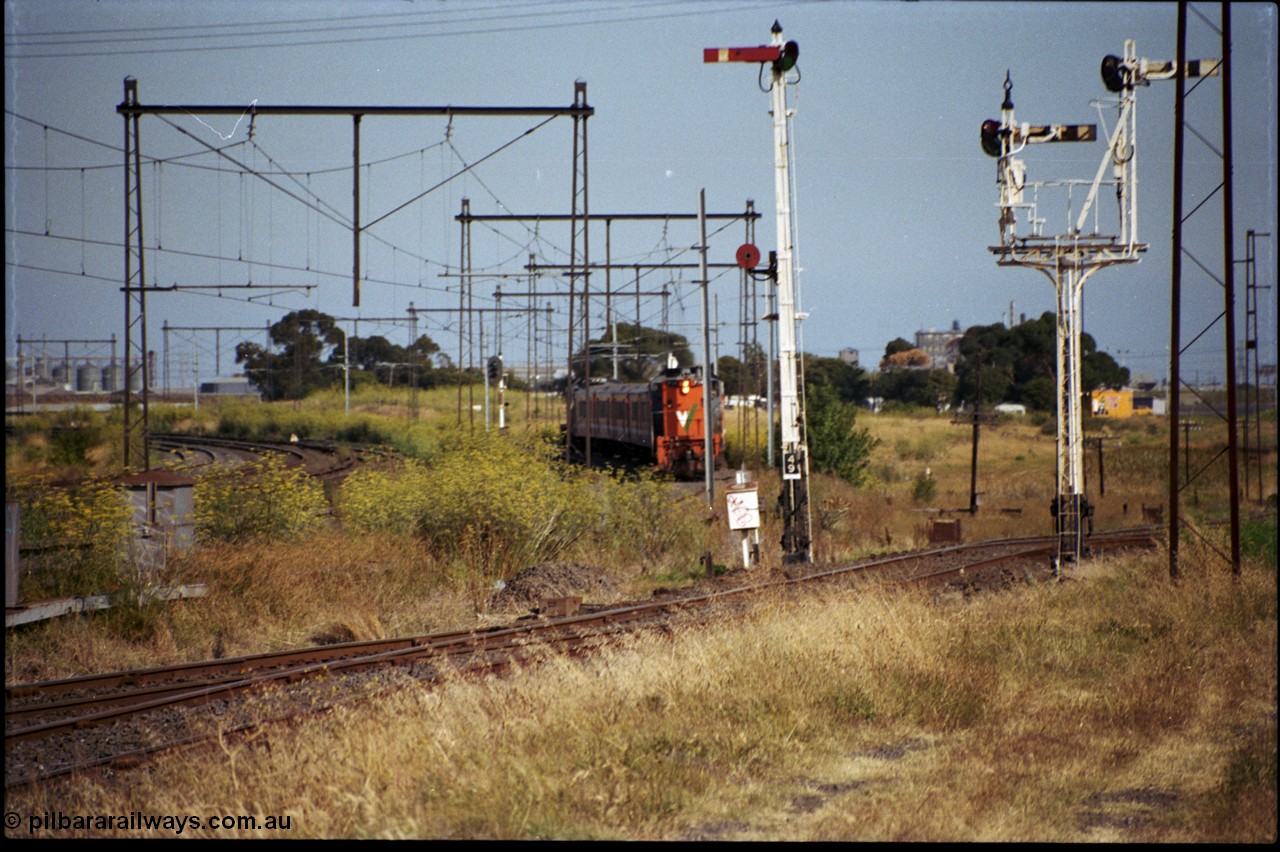 172-03
Sunshine, an expanded view of image 141-50, signal Post 49 for Up movements while signal Post 36 is for controlling Down trains off the Sunshine - Newport Loop Line, either towards Sunshine back track, Platform 3 or onto the main down line and Platform 2, a broad gauge push-pull double H set with V/Line P class, a Clyde Engineering EMD model G18HBR rebuilt from Clyde Engineering EMD model G8B on each end is on the down approaching Sunshine.
