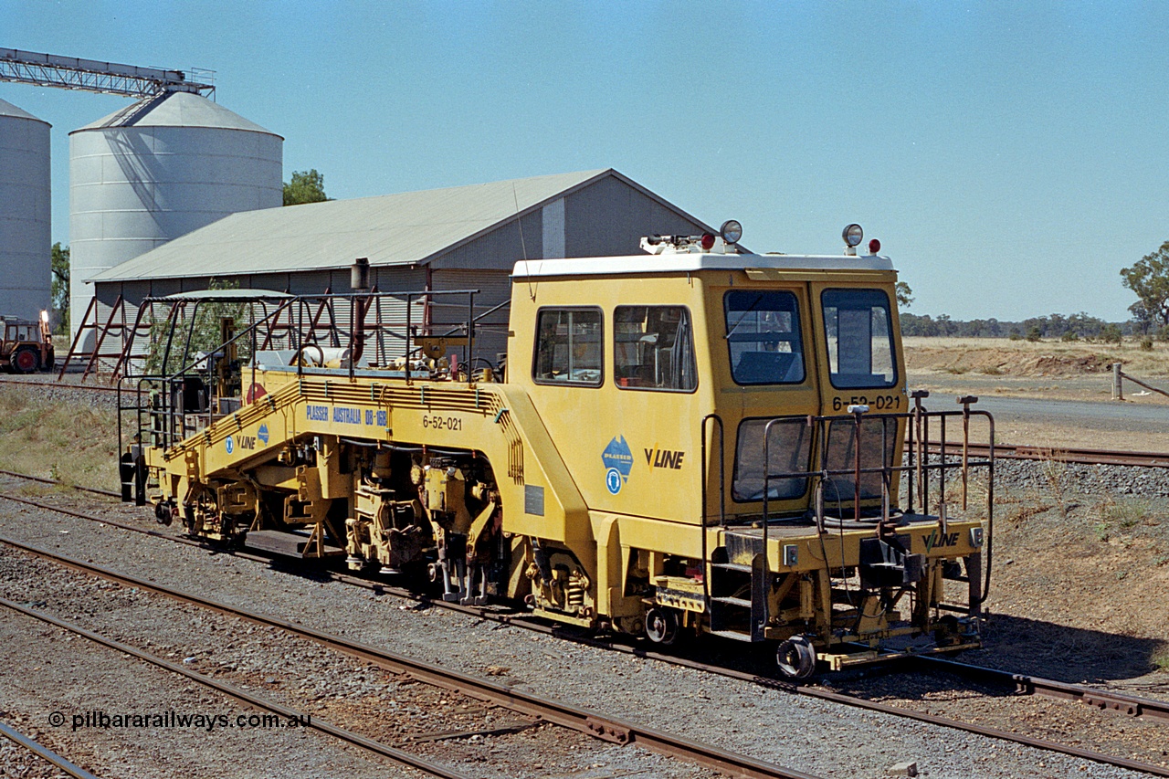 173-09
Murchison East, V/Line broad gauge track machine, asset no. 6-52-021, which is a Plasser 08-16B track tamper, silo complex and horizontal grain bin behind machine.
Keywords: Plasser;08-16B;6-52-021;track-machine;