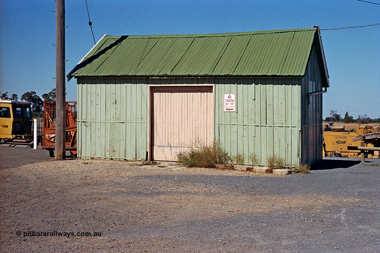 173-22
Murchison East, station goods shed with V/Line Brute trolley besides it, taken from station car park.
