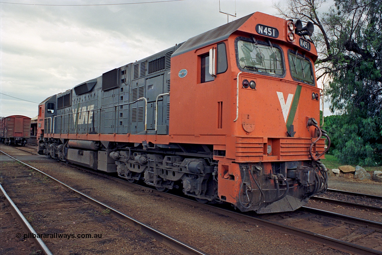 174-02
Wodonga, V/Line broad gauge diesel electric locomotive N class leader N 451 'City of Portland' Clyde Engineering EMD model JT22HC-2 serial 85-1219 with flag holder mounted below the V/.
Keywords: N-class;N451;Clyde-Engineering-Somerton-Victoria;EMD;JT22HC-2;85-1219;