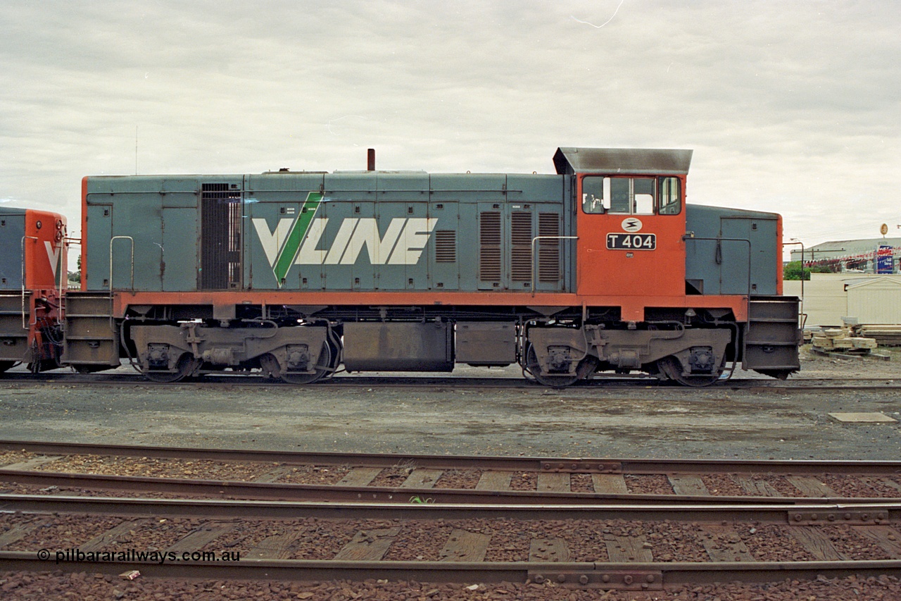 175-04
Shepparton, yard view with V/Line broad gauge T class locomotive T 404 Clyde Engineering EMD model G18B serial 67-499, side view.
Keywords: T-class;T404;Clyde-Engineering-Granville-NSW;EMD;G18B;67-499;