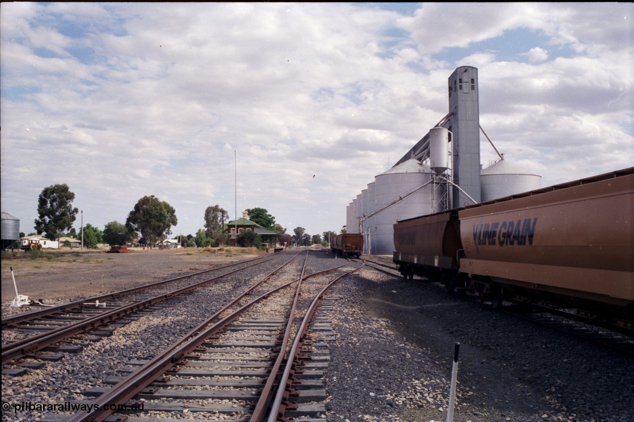 176-02
Yarrawonga station yard overview looking south, track work and points, station building at left, V/Line Grain broad gauge VHGF type bogie grain waggons, Grain Elevators Board sub-terminal Ascom style silo complex on the right.
Keywords: VHGF-type;