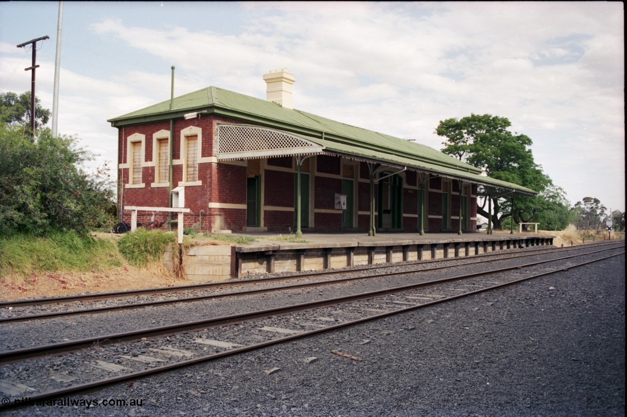 176-07
Yarrawonga, station building and platform overview, signal levers at left of building.
