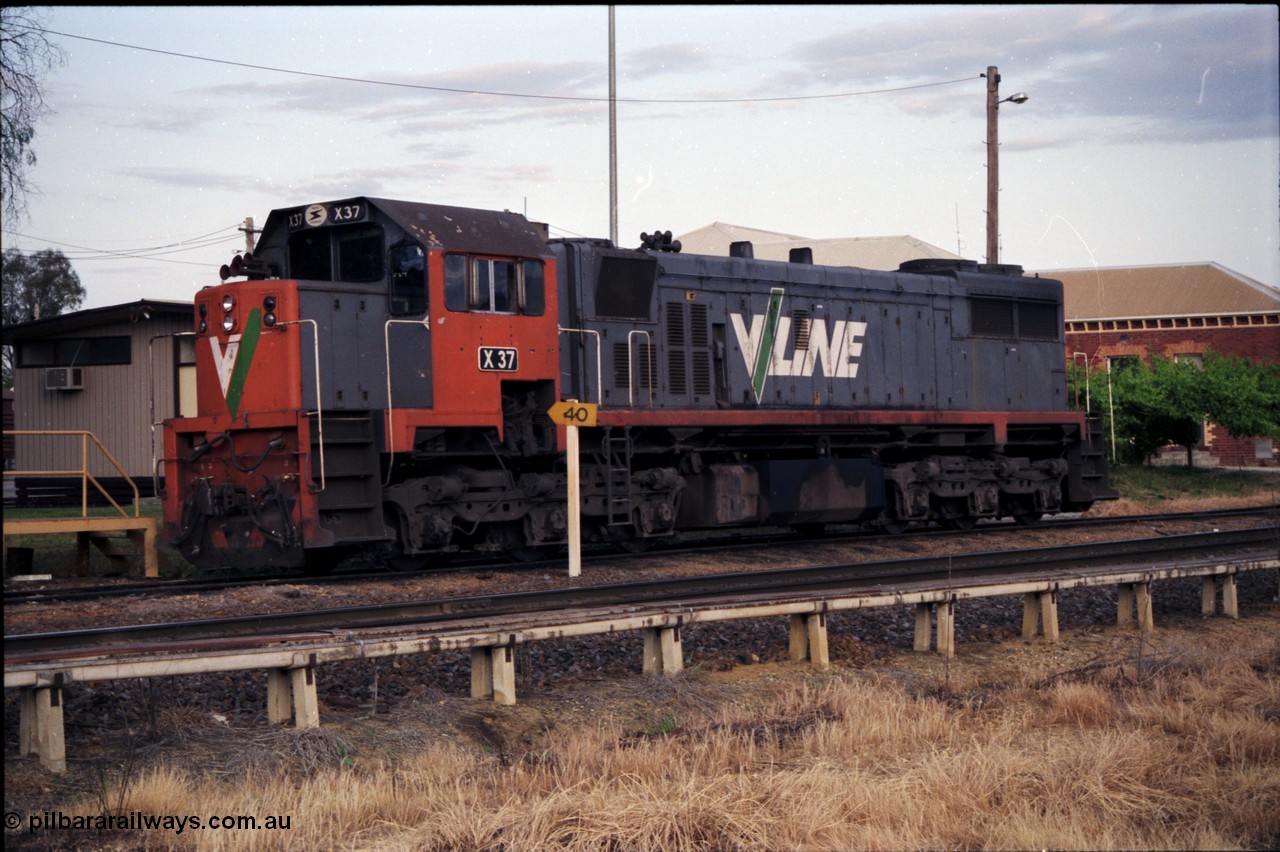 176-20
Wodonga, behind station building, V/Line standard gauge 'stand-by' loco X class 2nd Series leader, X 37 Clyde Engineering EMD model G26C serial 70-700 sits in the Diesel Siding, standard gauge mainline is closest to camera.
Keywords: X-class;X37;Clyde-Engineering-Granville-NSW;EMD;G26C;70-700;