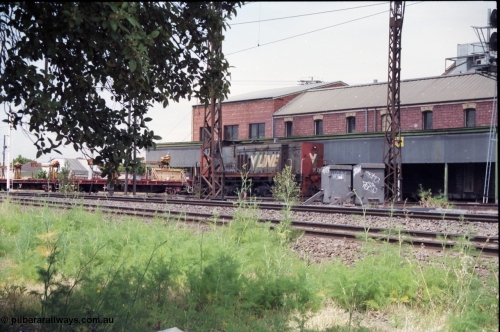 177-07
Newport Junction, V/Line broad gauge shunt locomotive Y class Y 130 Clyde Engineering EMD model G6B serial 65-396 leads a rail recovery train of VZRF class bogie welded rail transport waggons, along the Newport - Sunshine Loop Line in front of the Victorian Oatgrowers Pool Siding.
Keywords: Y-class;Y130;Clyde-Engineering-Granville-NSW;EMD;G6B;65-396;