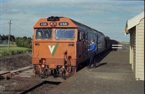 179-33
Gheringhap, V/Line down broad gauge empty grain train 9121 arrives from North Geelong C and the driver surrenders the electric staff to the signaller from the cab window of G class G 521 Clyde Engineering EMD model JT26C-2SS serial 85-1234, the train will then shunt back into Siding A and await a double cross with a light engine and the up Dimboola passenger train.
Keywords: G-class;G521;Clyde-Engineering-Rosewater-SA;EMD;JT26C-2SS;85-1234;